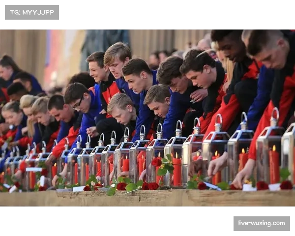 通讯：为纪念希尔斯堡惨案37周年，安菲尔德赛前举行默哀仪式